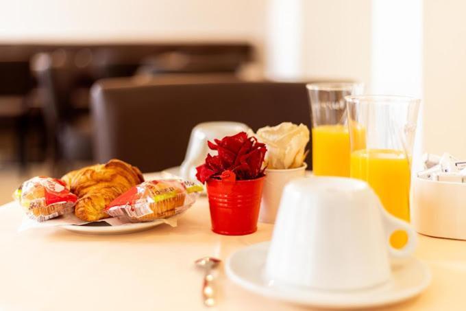 Le Theatre Hotel Suresnes Bagian luar foto