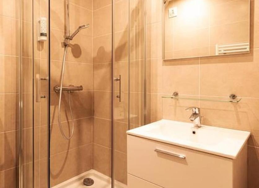 Le Theatre Hotel Suresnes Bagian luar foto